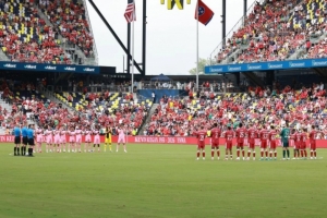 利物浦vs桑德兰赛前两队悼念凯文·基冈，球员们佩戴黑纱以表敬意
